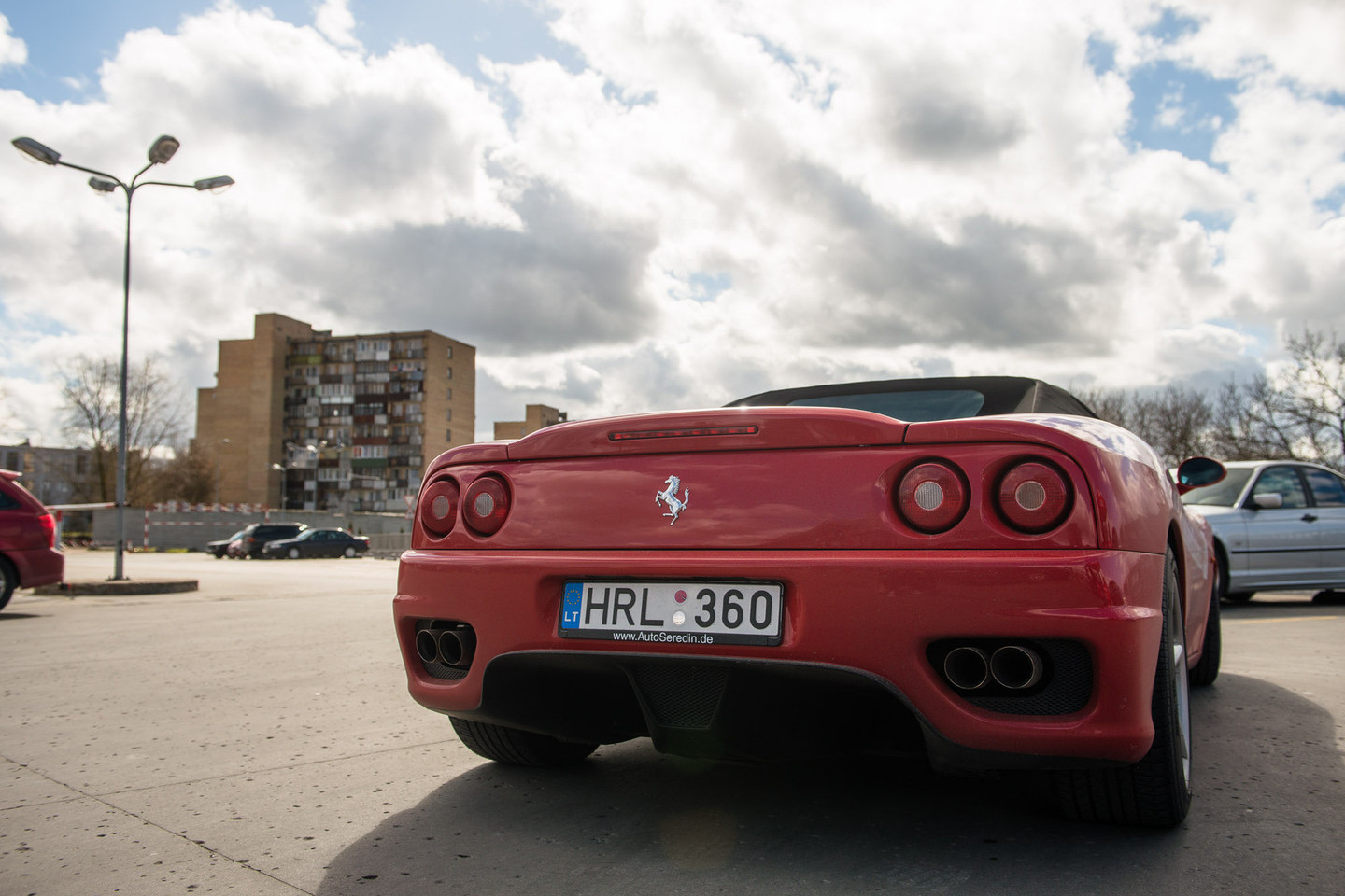 „Ferrari“ į Lietuvą atsigabenę verslininkai nusprendė jį nuomoti trumpiems pasivažinėjimams.<br>J.Stacevičiaus nuotr.