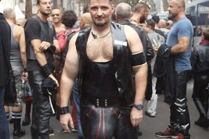 Vyras po operacijos džiaugiasi daugiau nei 3 kg sveriančiu peniu