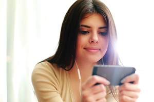 Mėlyna šviesa išmaniųjų telefonų ekranuose gali sukelti aklumą