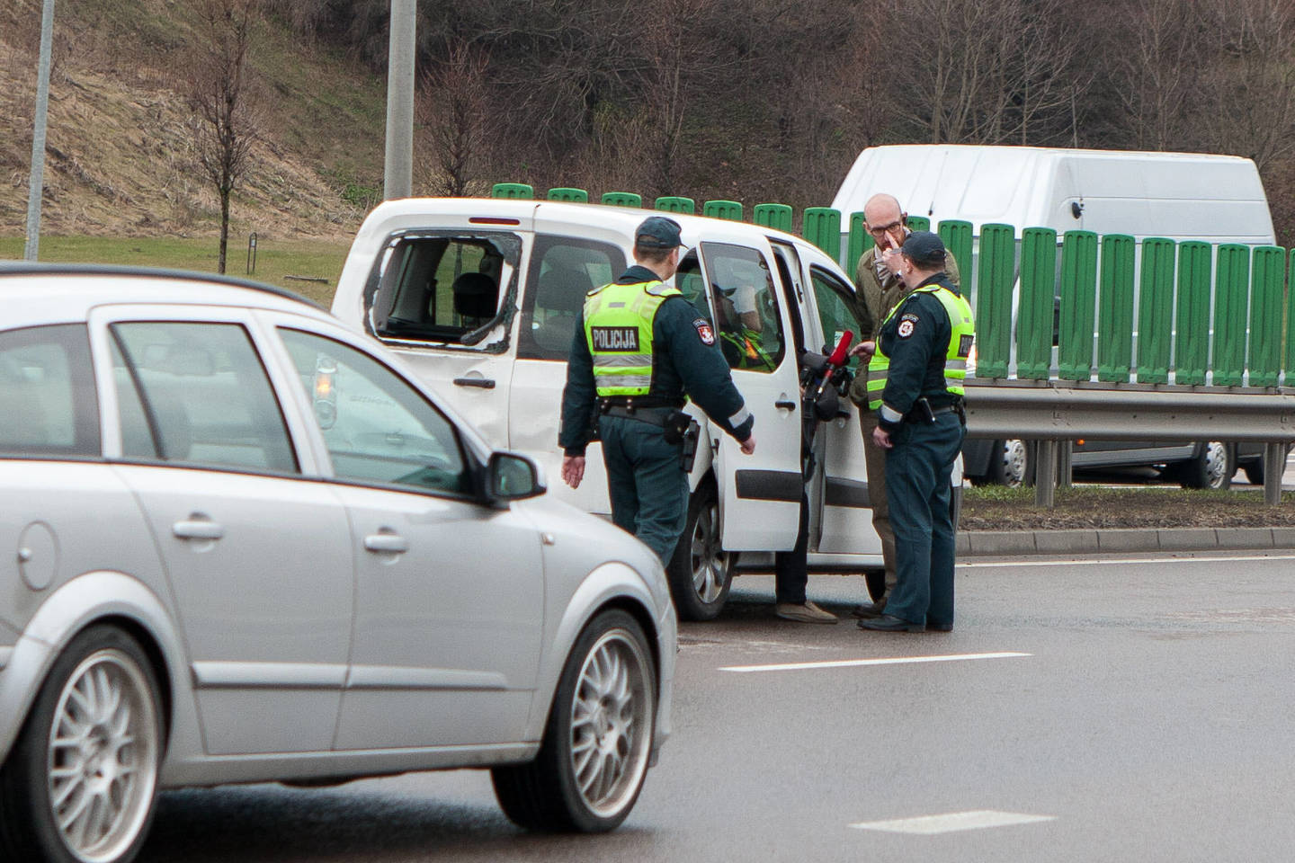 Į avariją Vilniuje patekusiems TV3 žurnalistams sunkvežimio vairuotojas sudaužė kamerą.<br>TV3 nuotr.