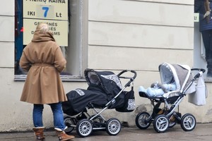 Seimas spręs, ar mokėti 15 eurų už vaiką daugiavaikėms šeimoms