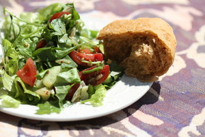 Kvietinė duonelė su saulėje džiovintais pomidorais