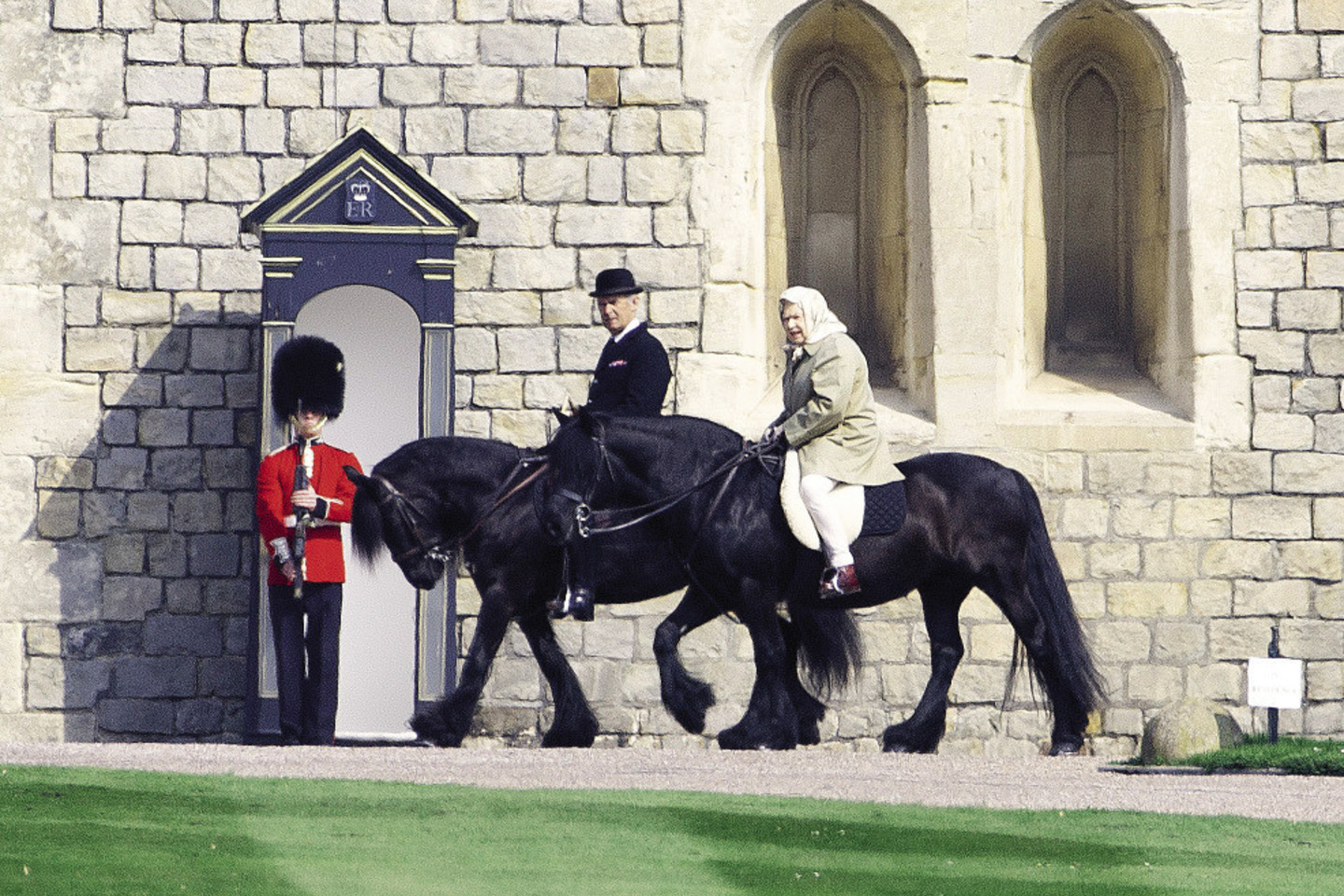 Kitais metais 90 metų jubiliejų švęsianti Jungtinės Karalystės karalienė Elizabeth II tebespindi gera nuotaika ir energija. Neseniai garbaus amžiaus monarchė buvo pastebėta su sutuoktiniu princu Philipu romantiškai leidžianti popietę.