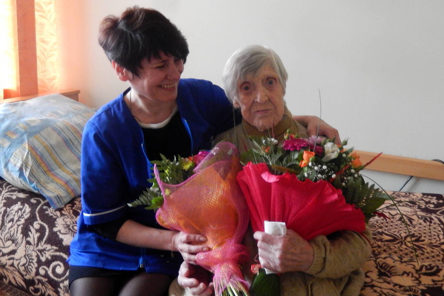 B. Bražinskaitė (dešinėje) Pakruojo rajono Linkuvos socialinės globos namuose balandžio 13- ąją atšventė 102-ąjį gimtadienį.