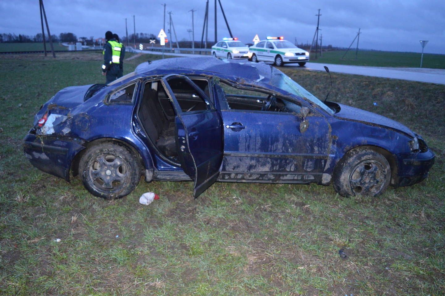Eismo įvykio metu žuvo automobiliu važiavęs 32-ejų metų vyras.<br>Radviliškio raj.PK nuotr.