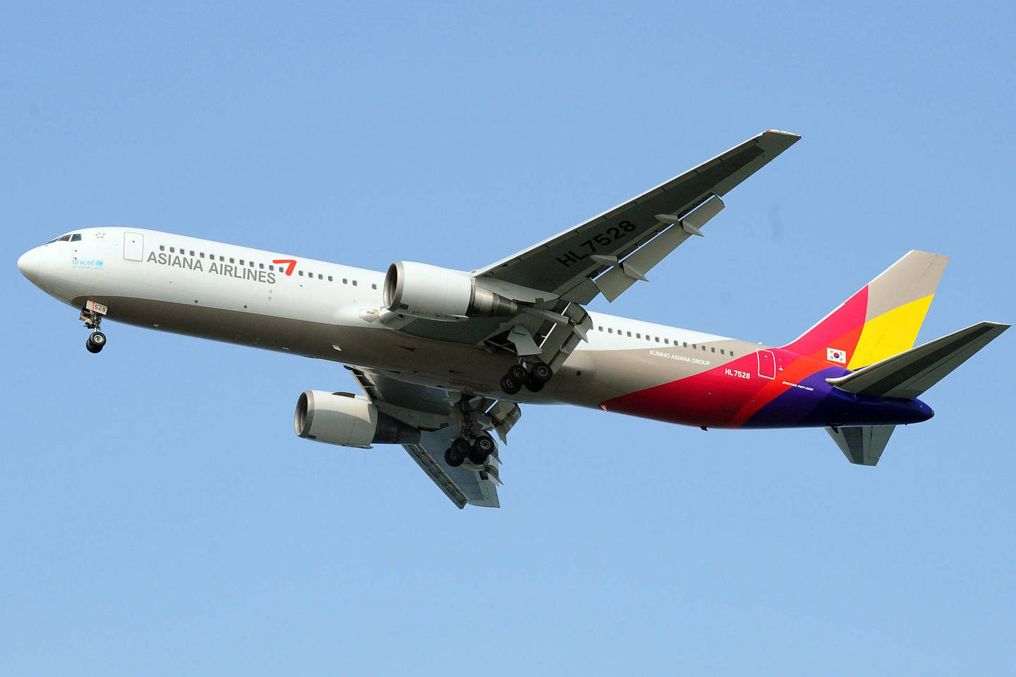 Per „Asiana Airlines“ lainerio A320 avarinį nusileidimą Japonijos Hirosimos miesto oro uoste nukentėjo mažiausiai 23 žmonės.