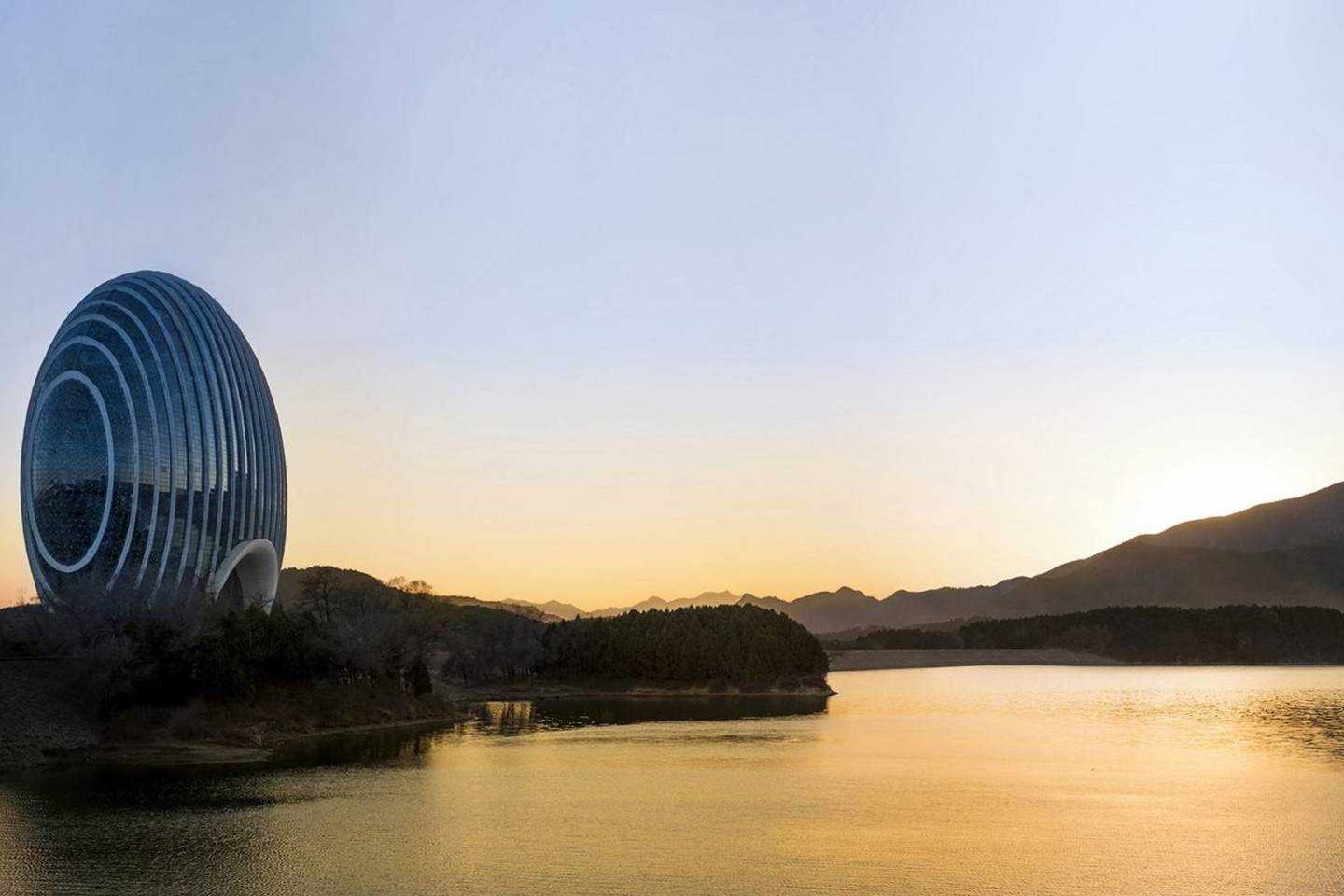 Pernai Pekine atidarytas 595 kambarių viešbutis „Sunrise Kempinski“ yra didžiausias „Kempinski“ priklausantis objektas Kinijoje. Viešbutis pastatytas ant ant Janqi ežero kranto. Pastatas apšviestas šviesos diodais, kurie naudoja hidroelektrinėje pagamintą elektros energiją.