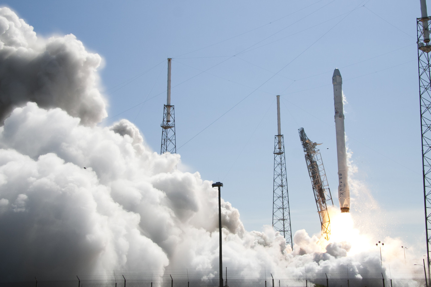 „SpaceX“ užsibrėžė siekį išsaugoti nešančiąją raketą, nes tai leistų sumažinti kosminio aparato paleidimo kainą.