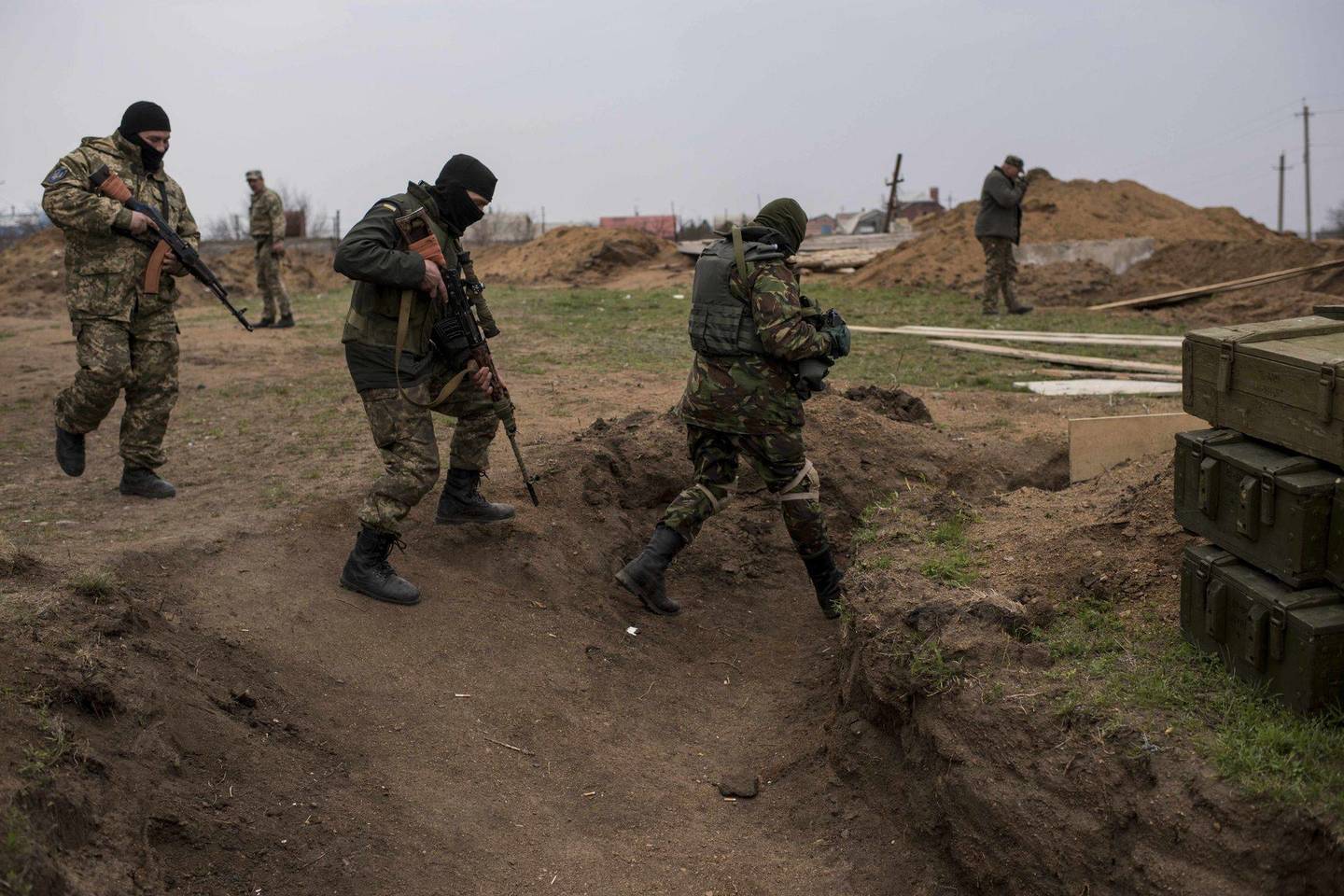Per pastarąją parą Rytų Ukrainoje žuvo šeši, o sužeista 12 karių.