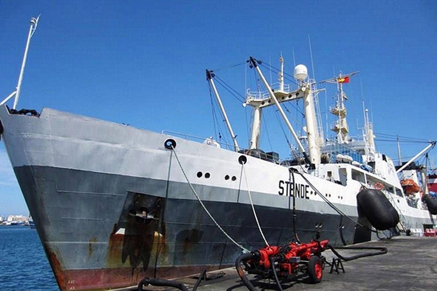 Gelbėtojai trečiadienį apžiūrėjo skendimo vietą, kur gylis yra 2400 metrų, tikrino, ar esama degalų nuotėkio