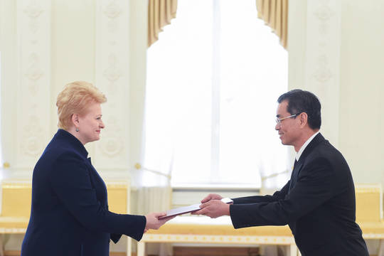 D.Grybauskaitė priėmė Kinijos ambasadoriaus skiriamuosius raštus