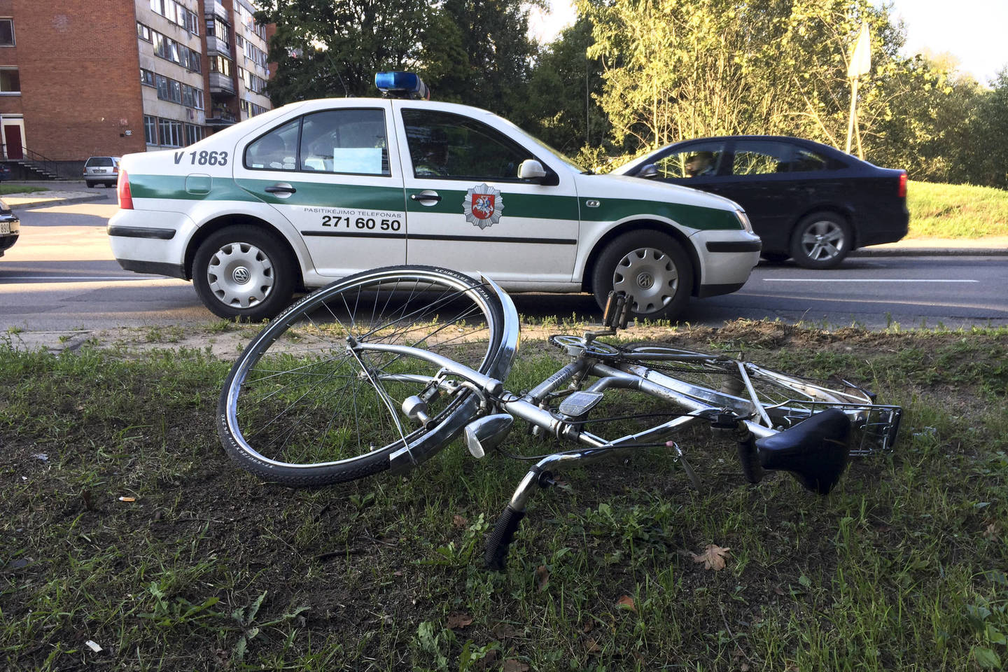 Nuo dviračio Vilniuje nukritusi moteris susilaužė koją.