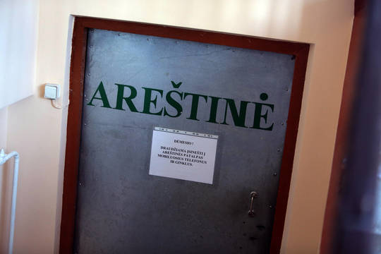 Mažeikių areštinėje kalinys apiplėšė kitą kalinį