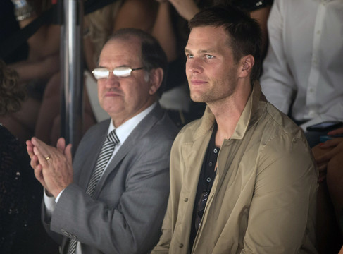 Kolekcijos pristatymą pirmoje žiūrovų eilėje stebėjo G.Bundchen artimieji, tarp jų manekenės tėvai ir vyras, amerikietiškojo futbolo žvaigždė Tomas Brady (dešinėje).<br>AP nuotr.