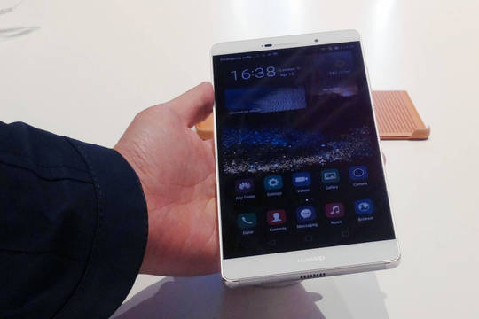 Naujas ginklas išmaniųjų kare – beldimu valdomas „Huawei P8“