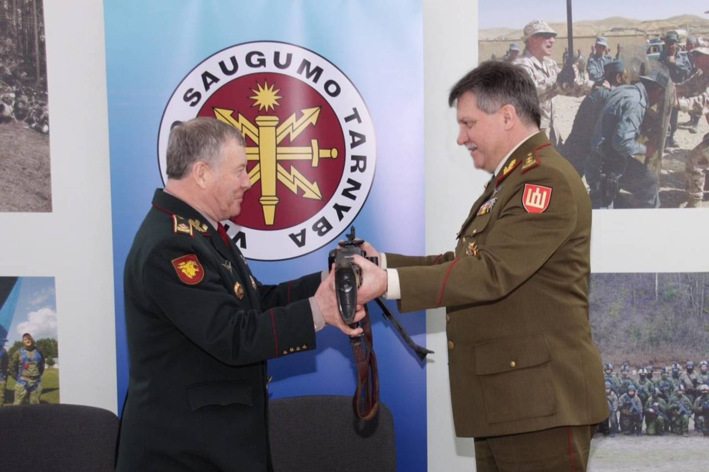 Lietuvos kariuomenė Viešojo saugumo tarnybai perdavė ginklų ir šaudmenų.