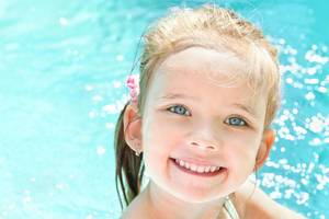 Chloras baseinuose: kaip tai veikia mūsų dantis?