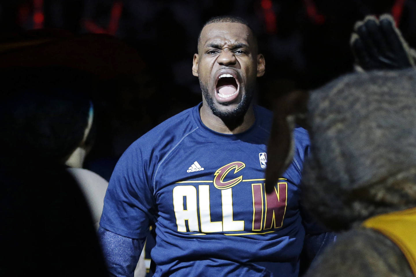 LeBronui dar tik 30-imt, o jis jau aplenkė M.Jordaną atkrintamųjų varžybų rezultatyvių perdavimų kategorijoje.
