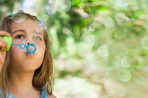 Kad paremtų sergantį broliuką, penkiametė prekiavo limonadu
