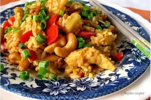 Tailandietiški ryžiai su vištiena ir riešutais