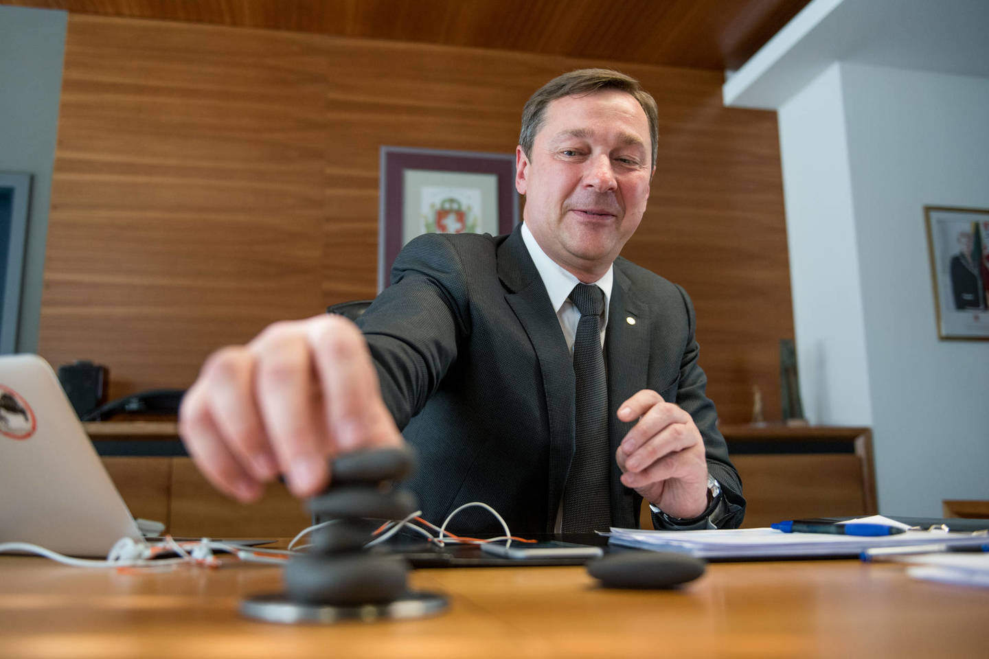 A.Zuokas susirinko knygas ir statybas simbolizuojantį suvenyrą.