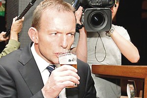 Australijos premjeras priėmė alaus iššūkį