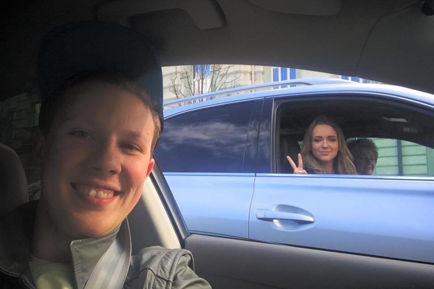 Martynas Levickis nepraleido progos nusifotografuoti su dviem garsiomis damomis.