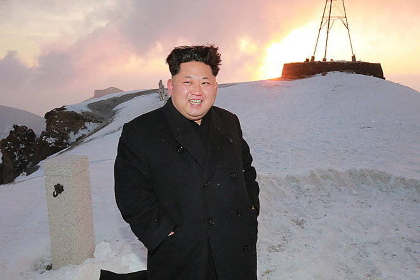 Užsienio žiniasklaida spėja, kad Šiaurės Korėjos lyderis Kim Jong Unas į kalną buvo atgabentas orlaiviu.