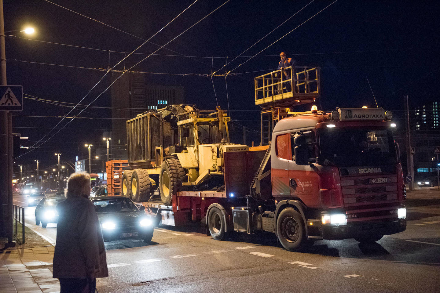 Traktorių gabenęs vilkikas Vilniuje sunkiai rangėsi po troleibuso laidais.<br>D.Umbraso nuotr.