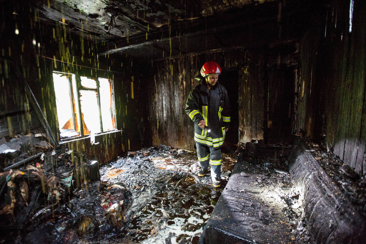 Padegtą namą Vilniaus r. antradienį ugniagesiams teko gesinti du kartus, per incidentą nukentėjo moteris.