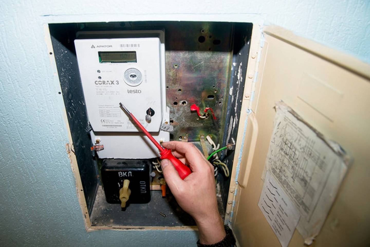 LESTO apklausa parodė, kad populiariausios elektros energijos taupymo priemonės, kurias naudoja daugiau nei pusė respondentų, yra išjungti šviesą išeinant iš patalpos.