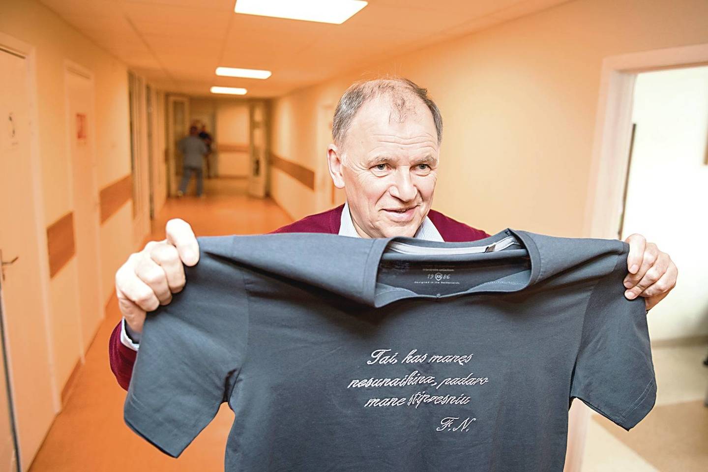 Ant V.Andriukaičio marškinėlių – viltingas užrašas: „Tai, kas manęs nesunaikina, padaro mane stipresniu.“
