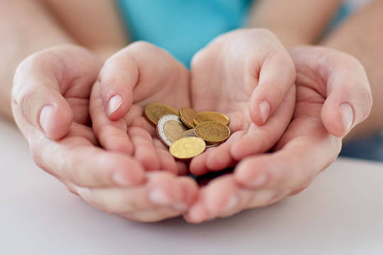Kuo daugiau uždirba tėvai, tuo geriau finansus išmano vaikai?