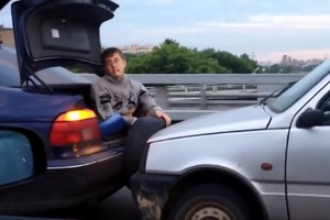 Pamatykite: sugedusį BMW rusai sugalvojo stumti smūgiais