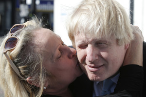 Londono merą B. Johnsoną užpuolė aistringos rinkėjos
