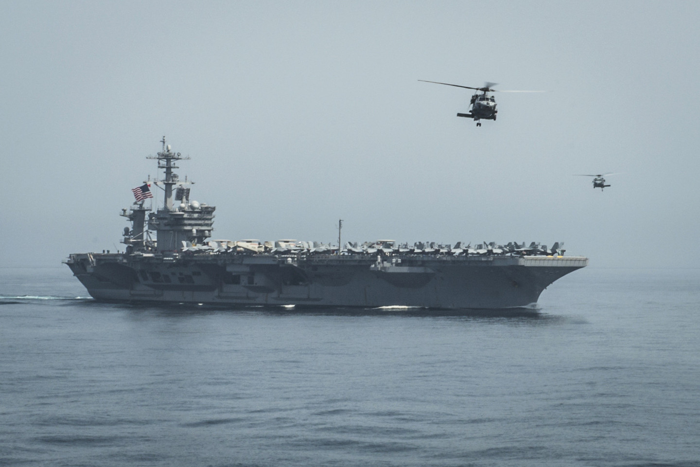 JAV jūrų laivynas pranešė, kad siunčia į regioną lėktuvnešį „USS Theodore Roosevelt“.