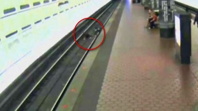 Neįgalus amerikietis vos išvengė mirties metro stotelėje