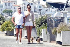 Šalia dizainerio R.Cavalli – beveik 50 metų jaunesnė ilgakojė