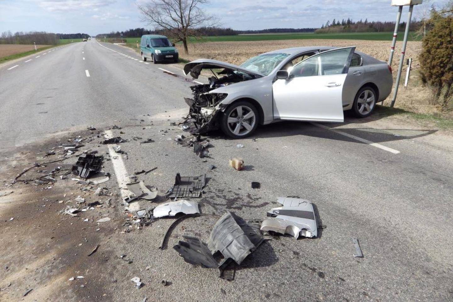 Mažeikių r. „Lexus“ rėžėsi į sunkvežimį, nukentėjo žmogus.