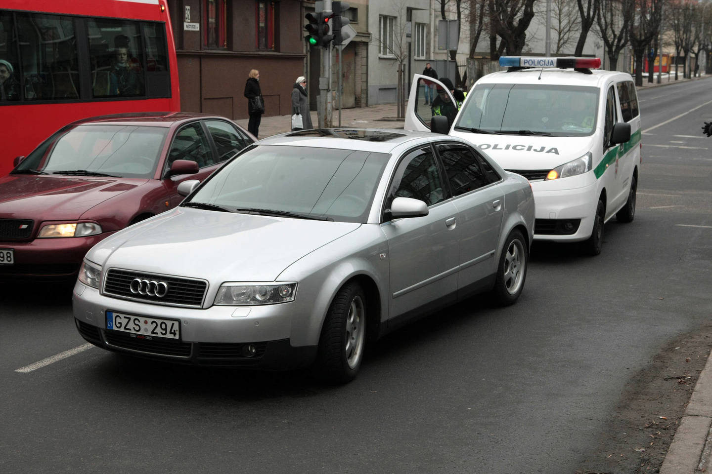 Moteris tvirtino neleidusi niekam vairuoti savo automobilio, bet nesutrukdė ir nepranešė policijai.