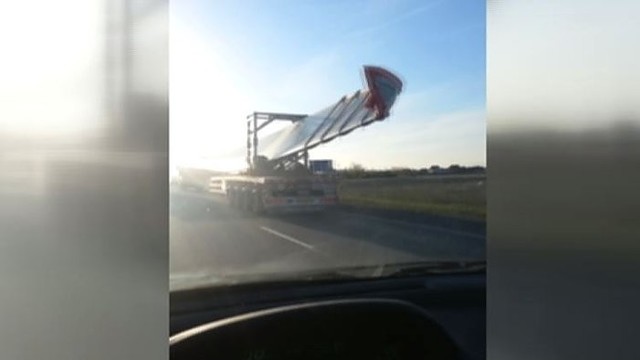 Autostrados vairuotojus stebino milžiniški vėjo jėgainės sparnai