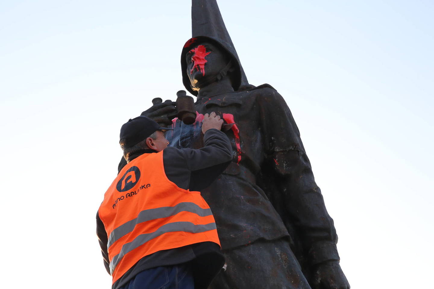 Dokumentuose buvo pažymima, kad Žaliojo tilto skulptūrų metalas surūdijęs ir vietomis įtrūkęs, jos yra pavojingos.
