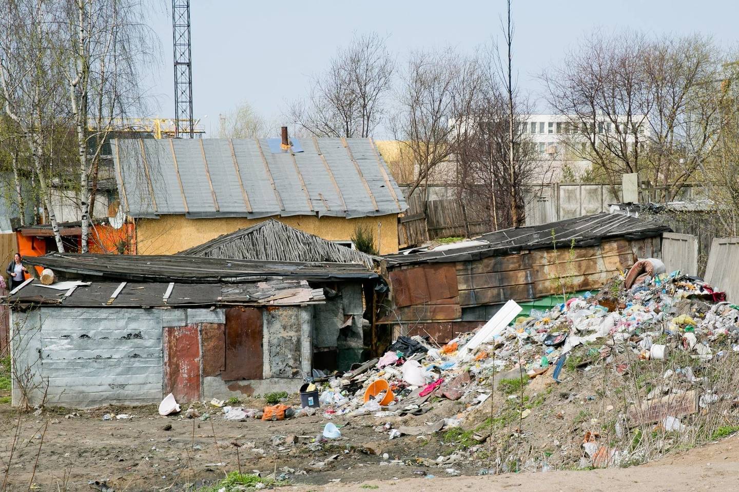 Čigonų taboro prieigos skęsta šiukšlėse, bet akcijos „Darom“ dalyviai čia niekada neužsuko.