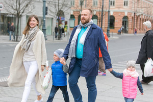 Iš viešosios erdvės dingusi A. Mačiulis laiką leidžia su vaikais