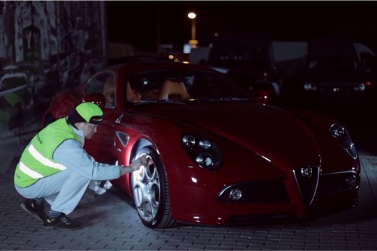 Retą itališką superautomobilį per Latviją vežė naktį