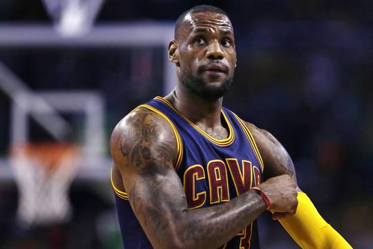 LeBrono Jameso šūvis: viena ranka per visą aikštę