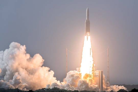 Europos raketa „Ariane 5“ sėkmingai išvedė į orbitą du palydovus