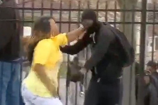 Sūnų Baltimorės riaušėse užtikusi motina jį paauklėjo kumščiais