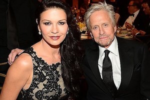 M. Douglasas per branduolinio ginklo pratybas slėpėsi po stalu