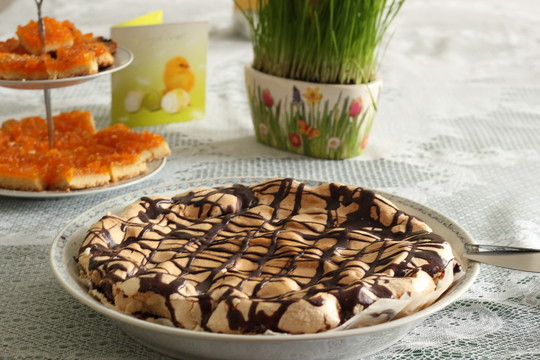 Trijų sluoksnių pyragas su karamelizuotu pienu ir riešutais